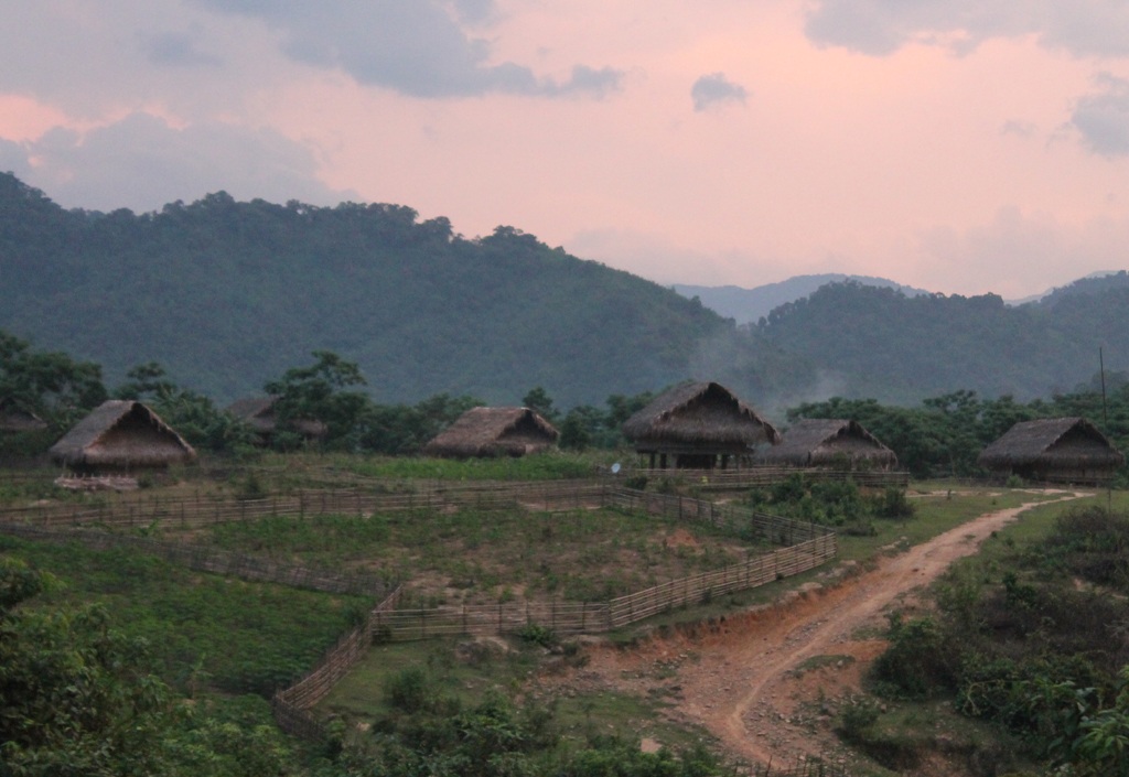 Một góc bản lẻ của người Đan Lai trong ánh chiều tà.