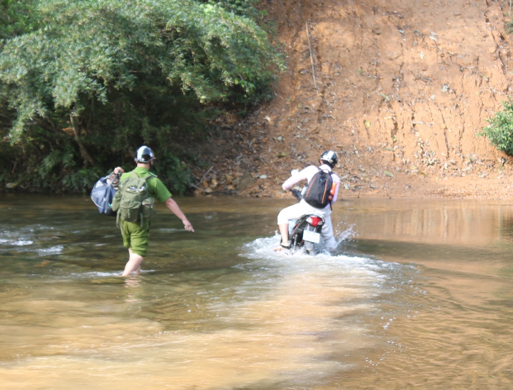 Chỉ những chiếc xe có máy thật khỏe mới dám vượt khe để vào Khe Khặng.