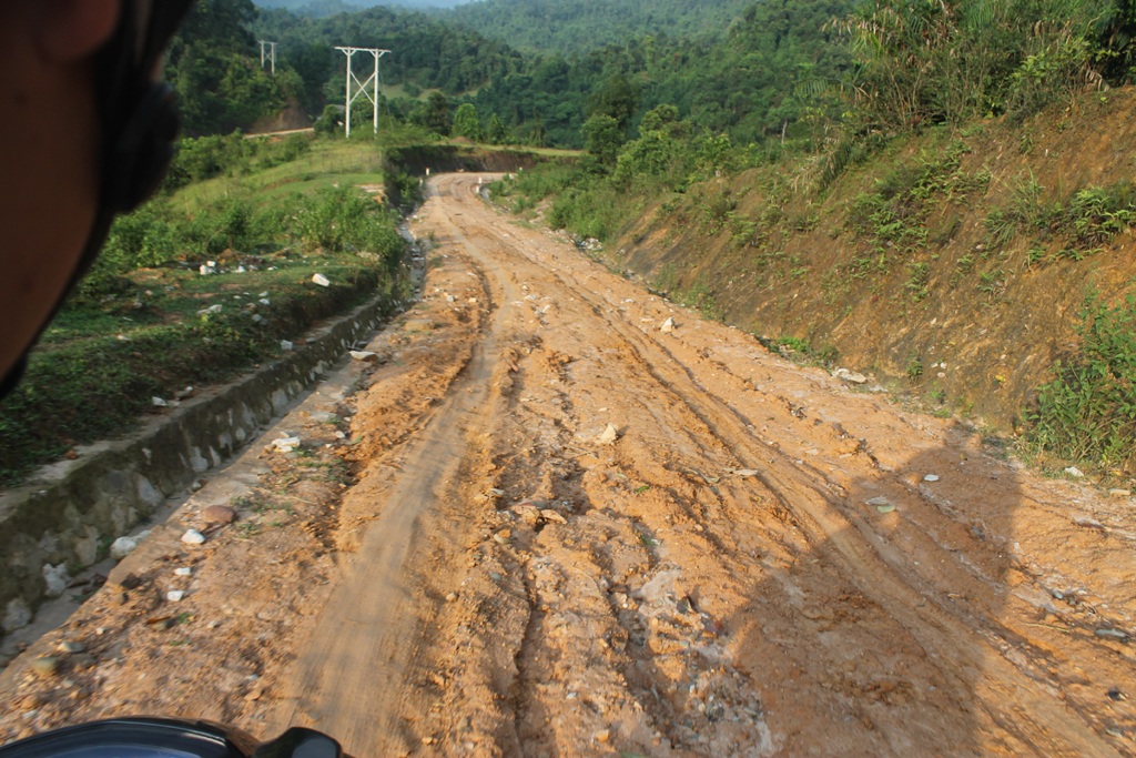 Con đường đất đầy sống trâu thách thức bất kỳ tay lái nào.