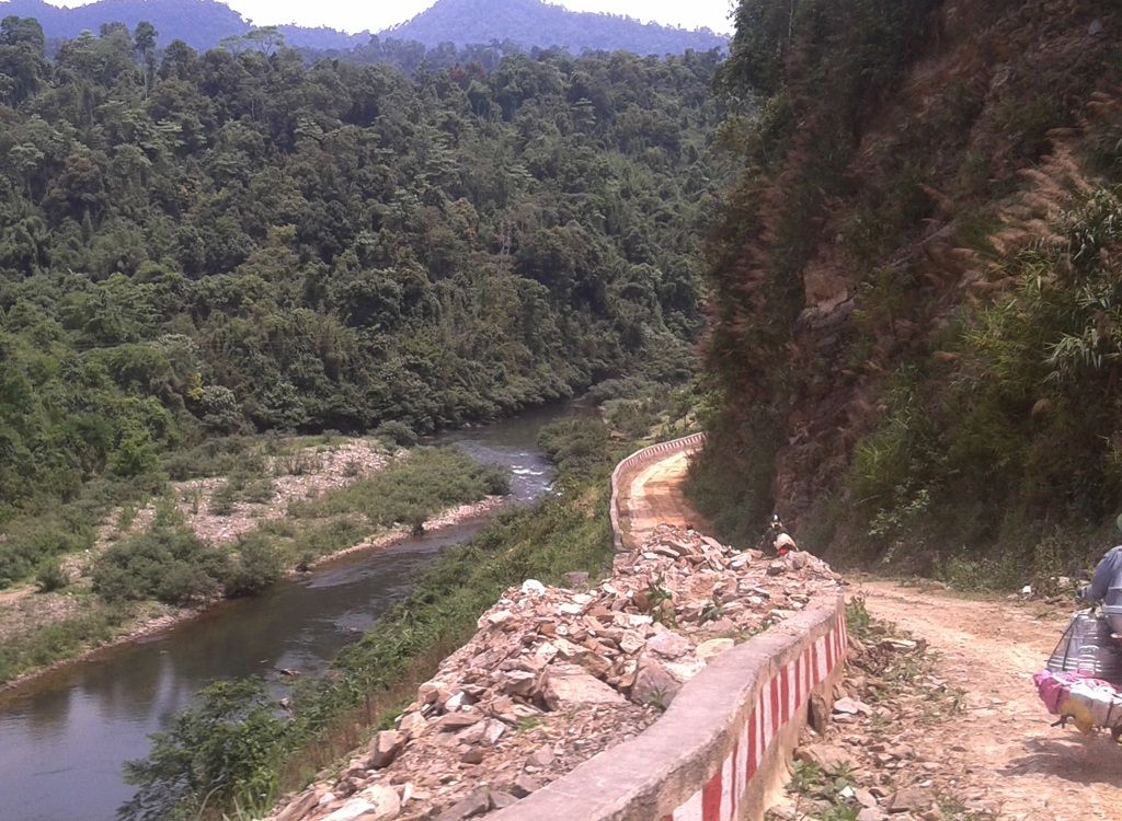 Con đường quanh co men theo dòng Khe Khặng lổn nhổn đất đá.