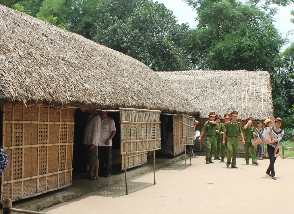 Làng Sen tháng Năm - nơi lòng dân tụ hội nhớ Người - 4 Tháng Năm làng Sen rực rỡ cờ hoa...