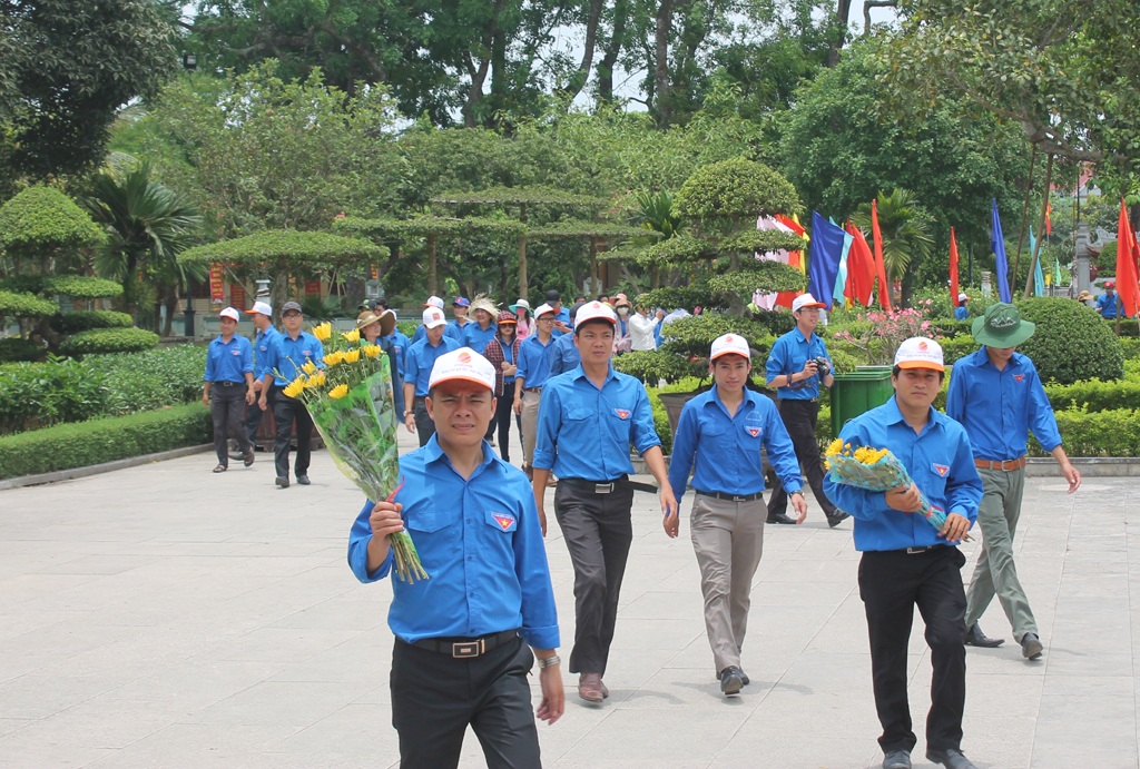 Làng Sen tháng Năm - nơi lòng dân tụ hội nhớ Người - 6 Lớp lớp cháu con đã về nơi Người sinh ra và lớn lên trong những ngày tháng Năm lịch sử này.