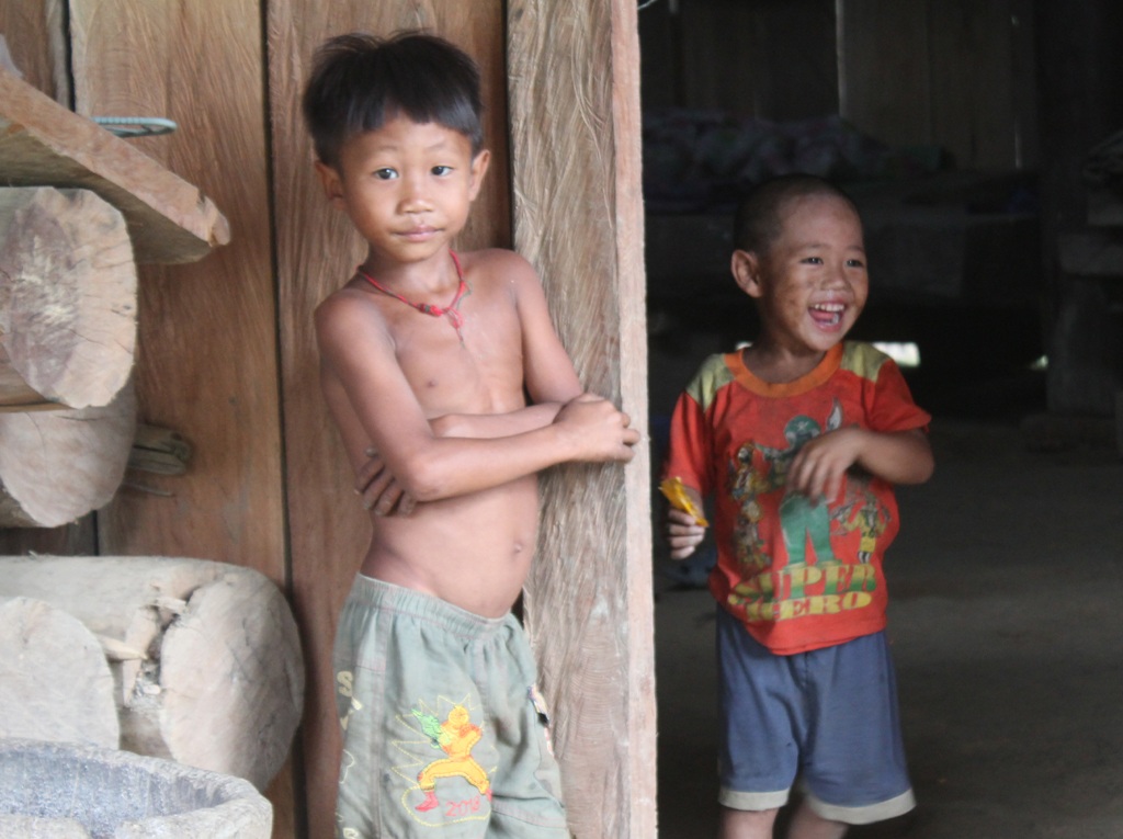 Tộc người “ngủ ngồi” ở Nghệ An: Lấy chồng từ thuở… 12 - 3 Những đứa trẻ con của Thiện lớn lên như cây cỏ trong thiếu thốn và nghèo đói.
