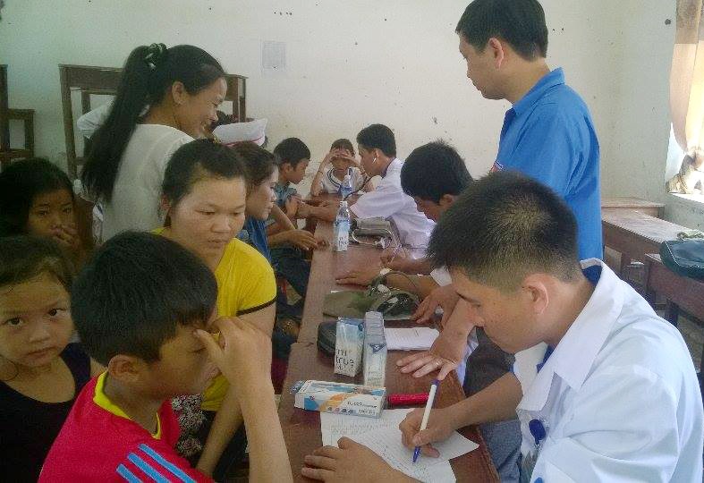 Sôi nổi các hoạt động trong ngày hội “Thầy thuốc trẻ làm theo lời Bác” - 1 Khám và cấp thuốc miễn phí cho nhân dân xã miền núi Châu Lý (Quỳ Hợp, Nghệ An).