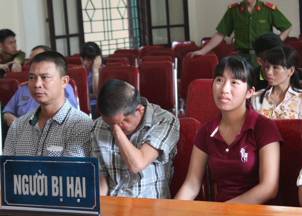 Xét xử vụ nổ mìn trên xe khách: Bị cáo ngất xỉu trước tòa - 1 Các bị hại có mặt tại phiên tòa.