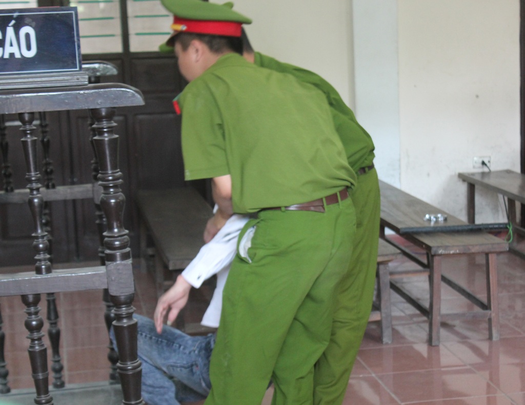 Xét xử vụ nổ mìn trên xe khách: Bị cáo ngất xỉu trước tòa - 3 Rồi đột ngột ngất xỉu và được lực lượng cảnh sát dẫn giải hỗ trợ đưa về chỗ ngồi.