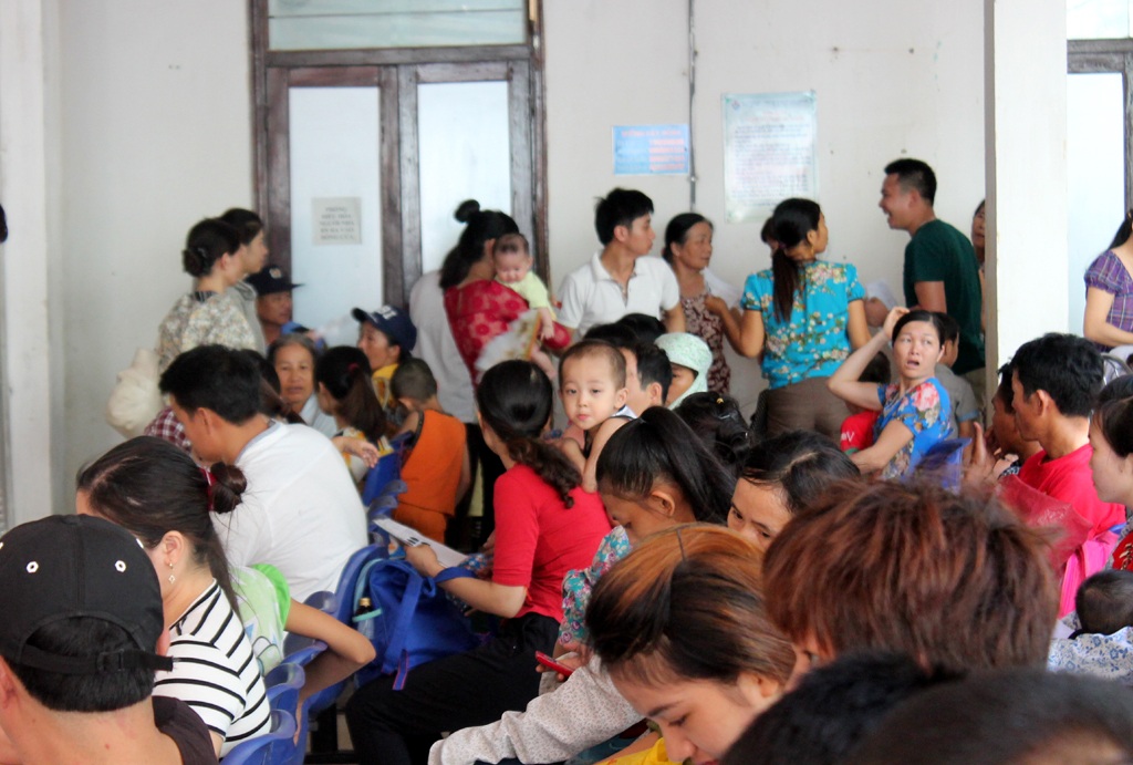 Nắng nóng cực điểm, bệnh nhi "ùn ùn" nhập viện - 1 Người nhà bệnh nhân chờ đến lượt khám.