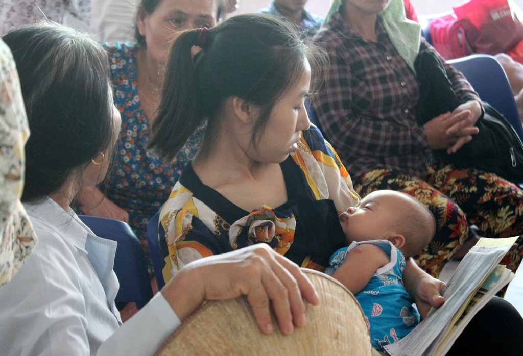 Nắng nóng cực điểm, bệnh nhi "ùn ùn" nhập viện - 3 Người lớn, trẻ con chen chúc tại Bệnh viện Sản Nhi Nghệ An sáng ngày 28/5.