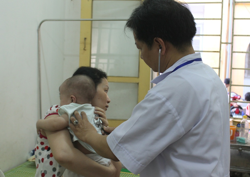 Nắng nóng cực điểm, bệnh nhi "ùn ùn" nhập viện - 2 Có ngày Bệnh viện Sản - Nhi Nghệ An đón gần 1.200 lượt bệnh nhi đến thăm khám và điều trị.