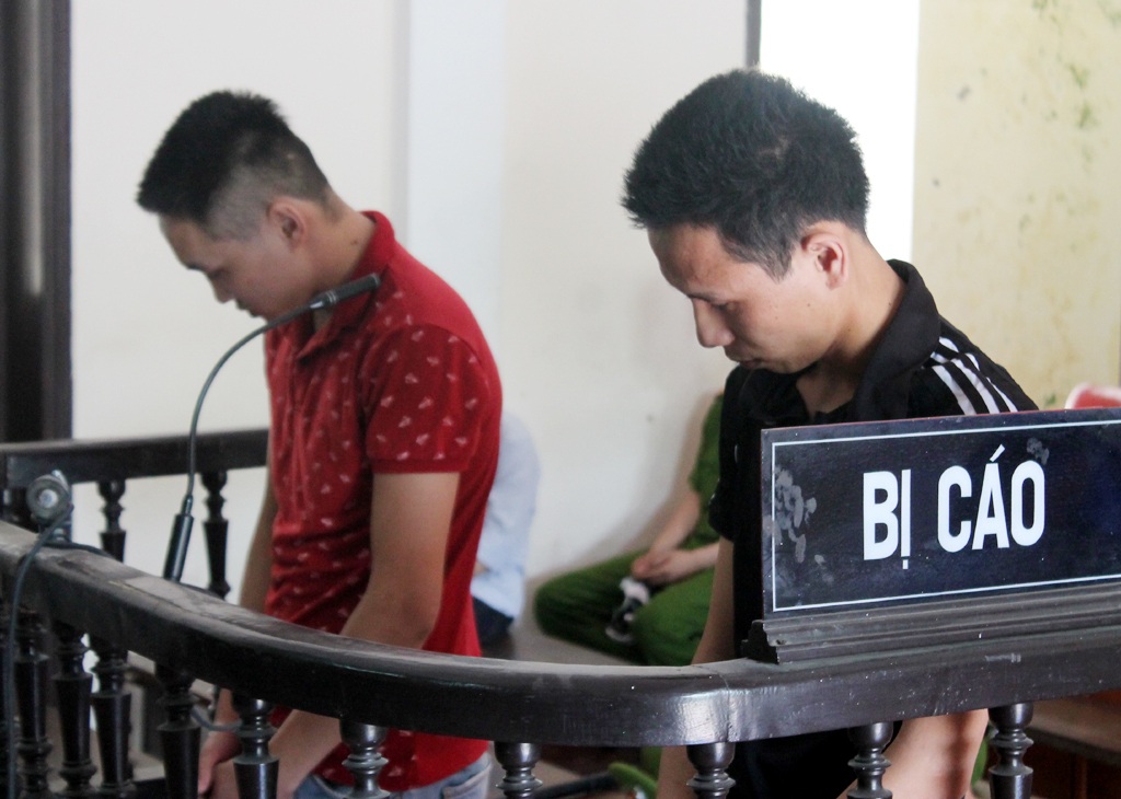 Bé gái 12 tuổi “đưa” 2 chàng trai vào tù - 1 Hoàng Thế Ngọc (áo đỏ) và Lê Hồng Phong trước vành móng ngựa.