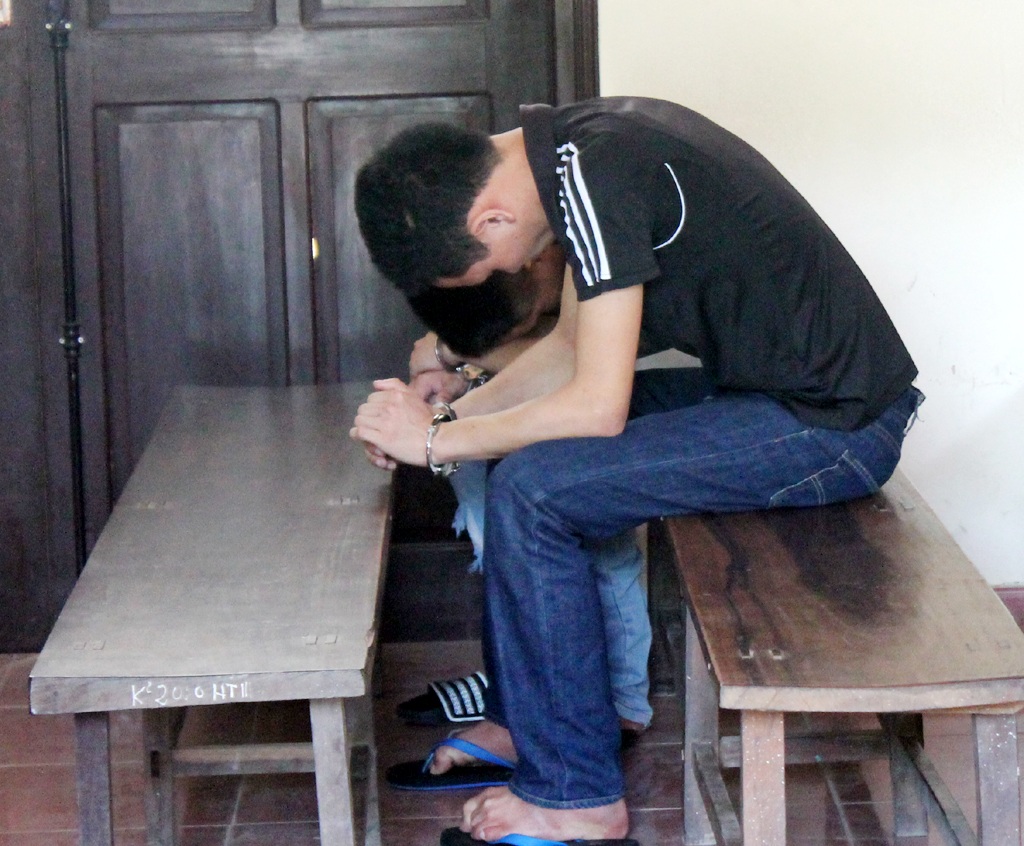 Bé gái 12 tuổi “đưa” 2 chàng trai vào tù - 2 Phút ân hận của hai gã trai trẻ tại phiên xét xử.