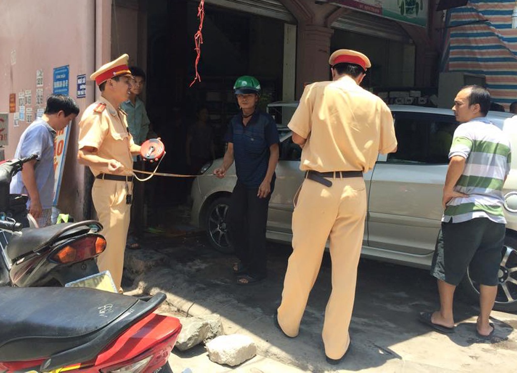Ô tô lao vào hàng nước mía, khách tán loạn chạy thoát thân - 1 Lực lượng chức năng đang khám nghiệm hiện trường để điều tra nguyên nhân vụ tại nạn (ảnh C.L).