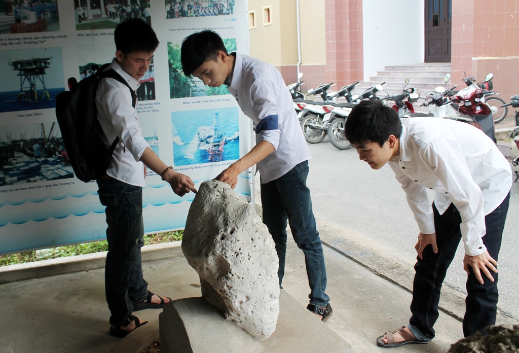 "Quần đảo Trường Sa" trên đất Nghệ - 4 Những viên đá với thông tin về quyền chủ quyền của Việt Nam về hòn đảo mà nó được mang tên.