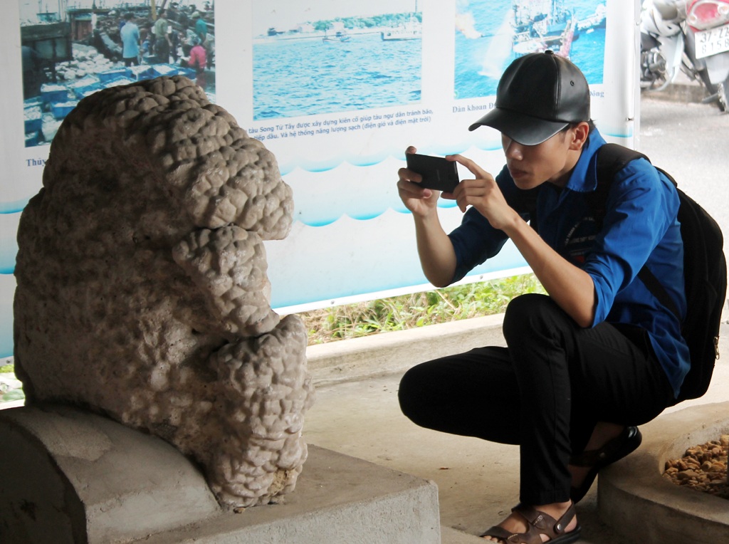 "Quần đảo Trường Sa" trên đất Nghệ - 3 Những viên đá với thông tin về quyền chủ quyền của Việt Nam về hòn đảo mà nó được mang tên.