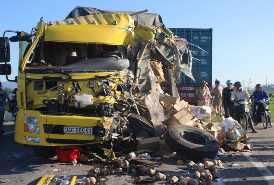 Xe tải bị "xé toạc" sau cú va chạm trực diện với container - 1 Xe tải bị xé toạc sau cú tông trực diện với container.