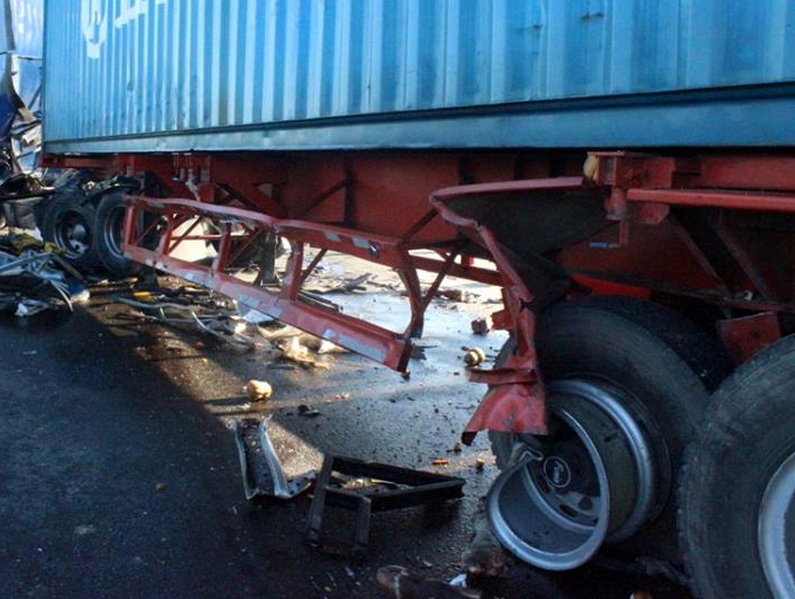 Xe tải bị "xé toạc" sau cú va chạm trực diện với container - 2 Lốp xe container bị nổ, vành biến dạng sau vụ tai nạn.