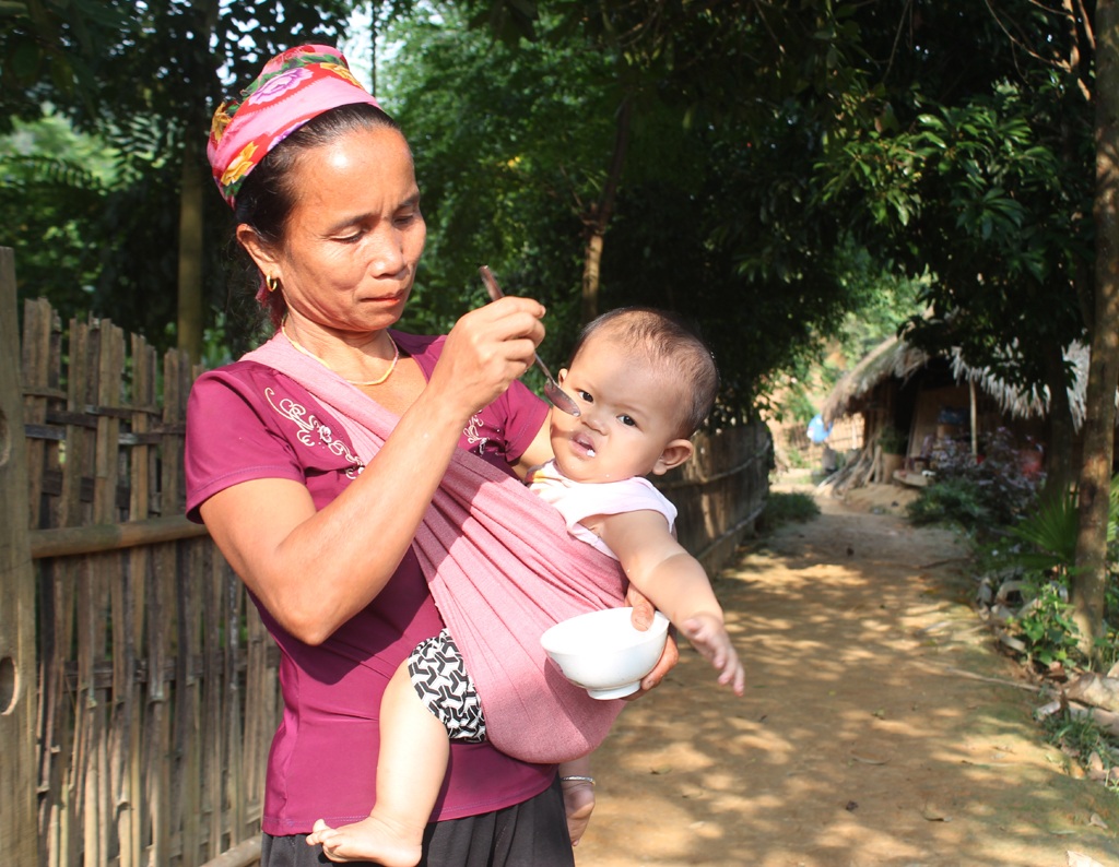 Cuộc sống của những đứa trẻ “sống thì nuôi, chết thì phải chịu” - 8 Những đứa trẻ Đan Lai lớn lên bằng sắn hoặc cháo trắng.