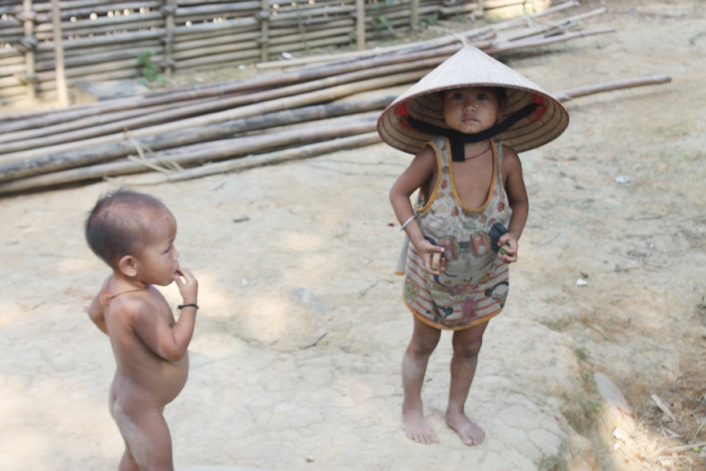 Cuộc sống của những đứa trẻ “sống thì nuôi, chết thì phải chịu” - 1 Những đứa trẻ Đan Lai èo uột vì nghèo đói và hủ tục.