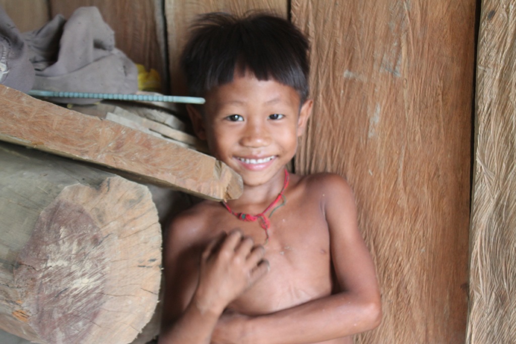 Cuộc sống của những đứa trẻ “sống thì nuôi, chết thì phải chịu” - 10 Nụ cười vô tư của một đứa trẻ Đan Lai dù em thậm chí không có áo để mặc.