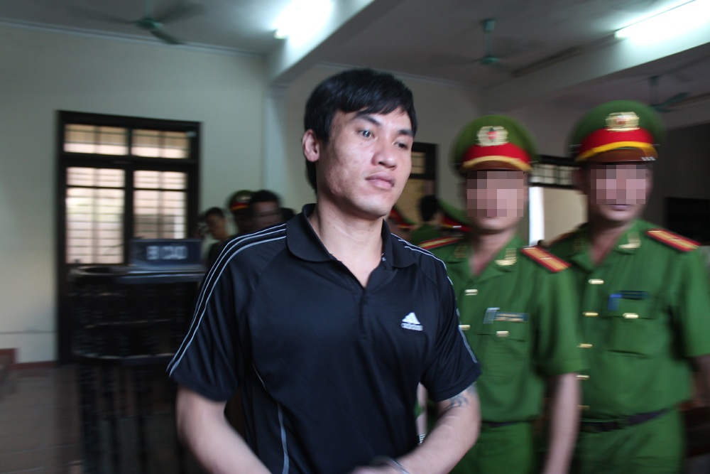 Nguyễn Văn Dũng được dẫn giải ra khỏi phiên tòa.