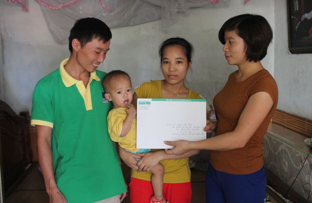 Hơn 36 triệu đồng đến với bé 18 tháng bị u 2 thận hiếm gặp - 1 Hơn 36 triệu đồng đến với bé 18 tháng bị u 2 thận hiếm gặp