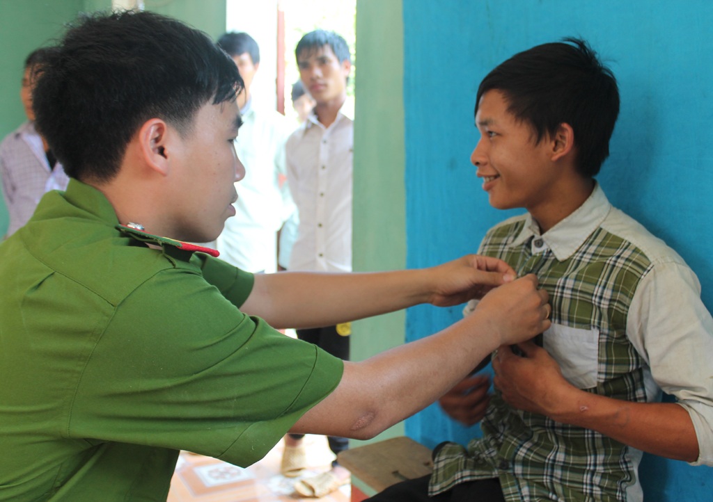 Lấy dấu vân tay cho người dân có nhu cầu làm chứng minh thư.