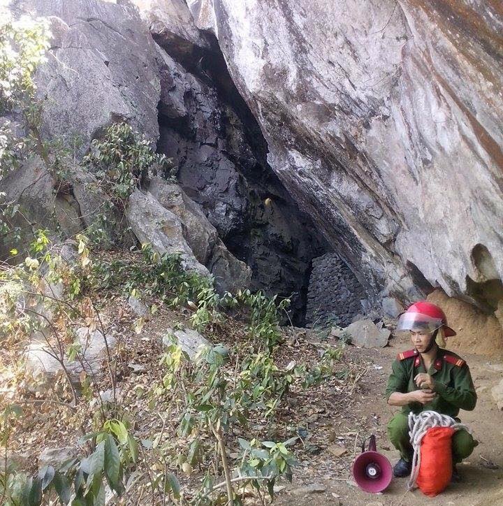 3 giờ vật lộn giải cứu người đàn ông bị rơi xuống hang sâu 70m - 2 Khu vực hang đá nơi nạn nhân bị rơi xuống.