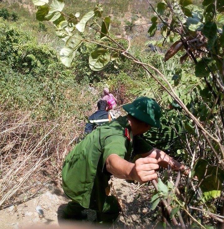 3 giờ vật lộn giải cứu người đàn ông bị rơi xuống hang sâu 70m - 1 Lực lượng cứu hộ cứu nạn tiếp cận hiện trường.