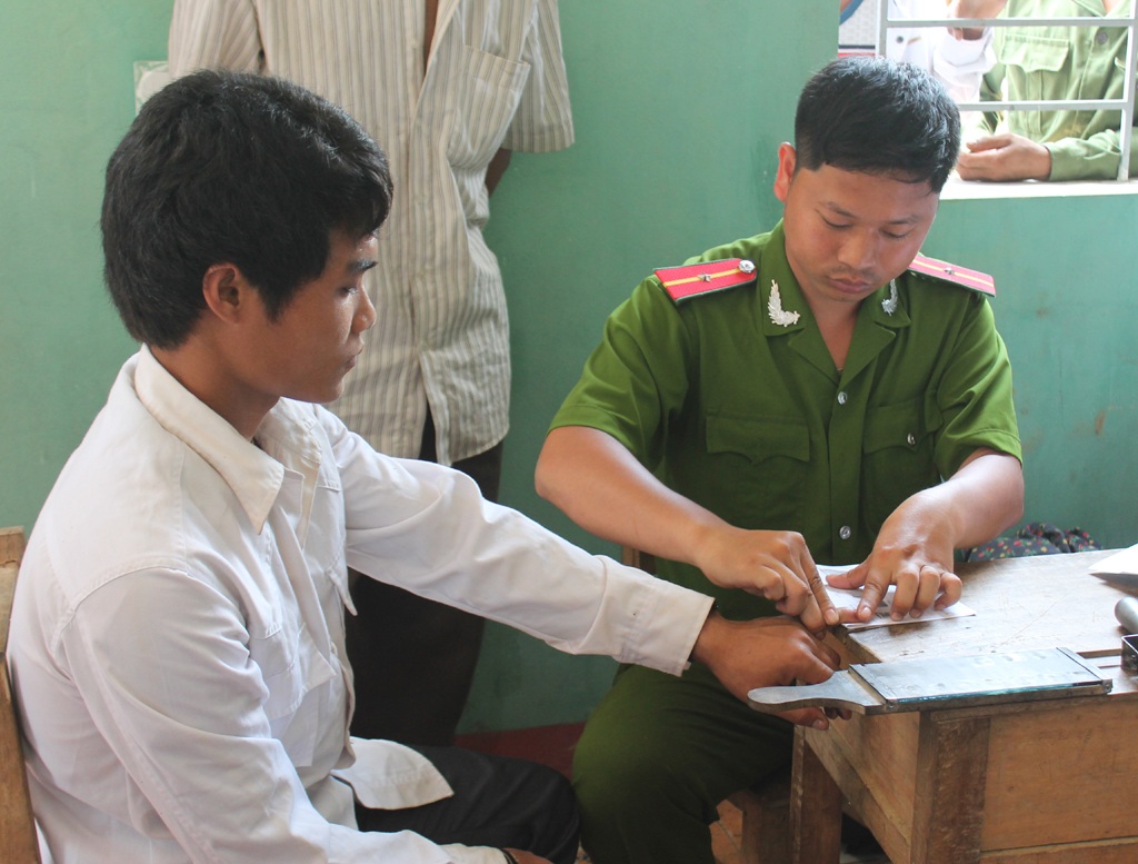 Lấy dấu vân tay cho người dân có nhu cầu làm chứng minh thư.