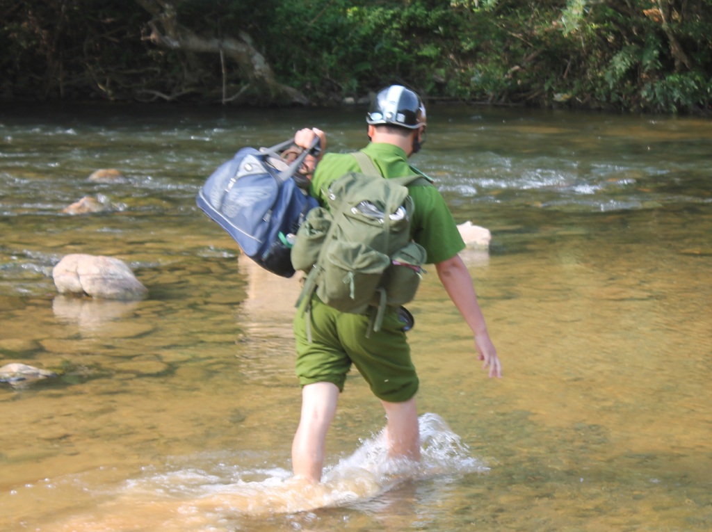 Cán bộ Công an huyện Con Cuông vượt đèo dốc để đến với bản làng của người Đan Lai.