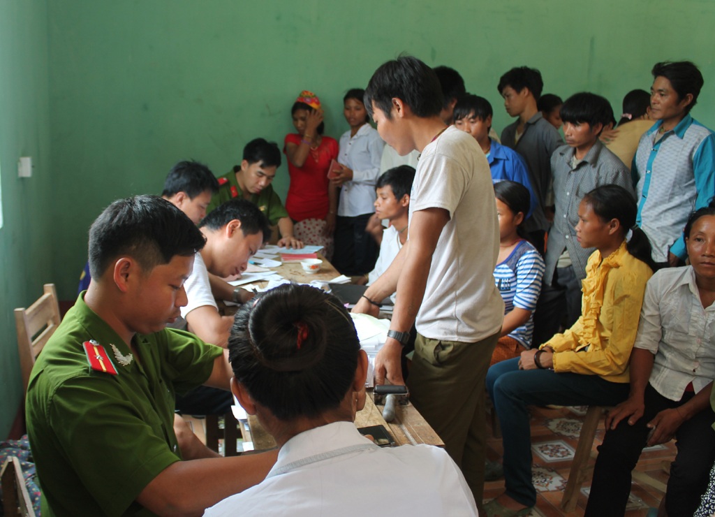 Cán bộ Công an huyện Con Cuông vượt đèo dốc để đến với bản làng của người Đan Lai.