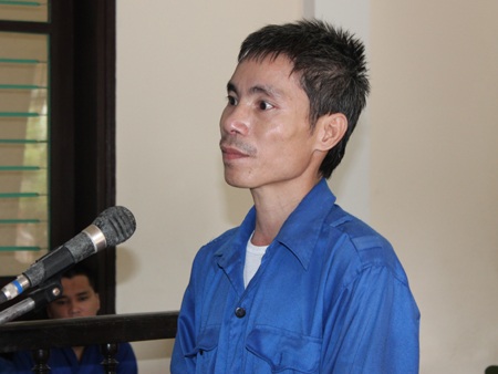 113 và những chuyện chưa kể: Vây bắt “sát thủ K54” - 2 Sát thủ K54 Trần Quang Sáu tại phiên xét xử sơ thẩm năm 2012.