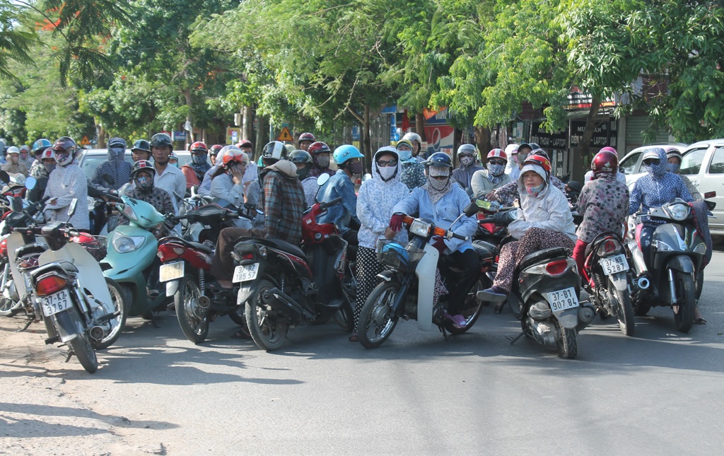 Đề Tiếng Anh dễ hơn thi thử - 1 Phụ huynh tại Nghệ An đội nắng đợi con thi.