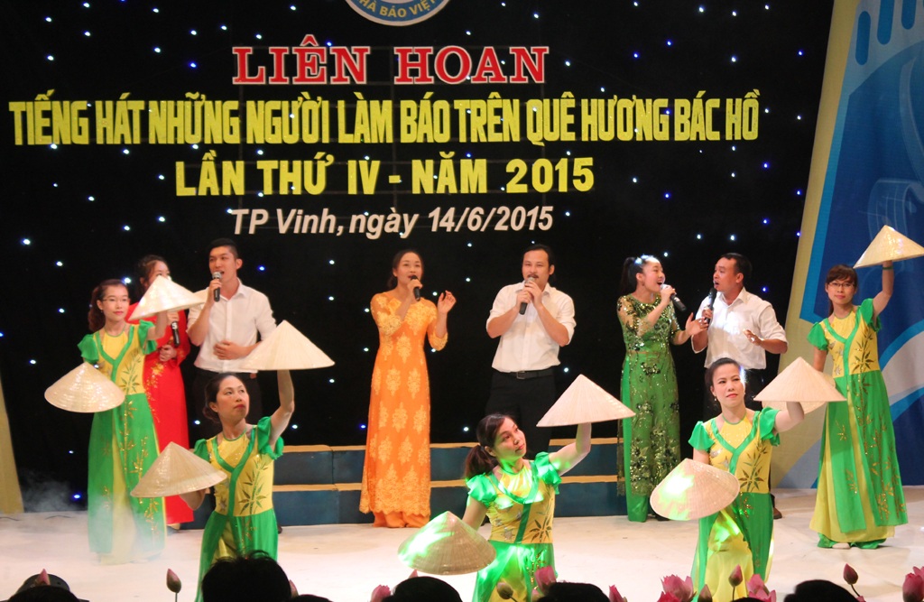 Hát múa Vinh - thành phố bình minh của Báo Nghệ An.