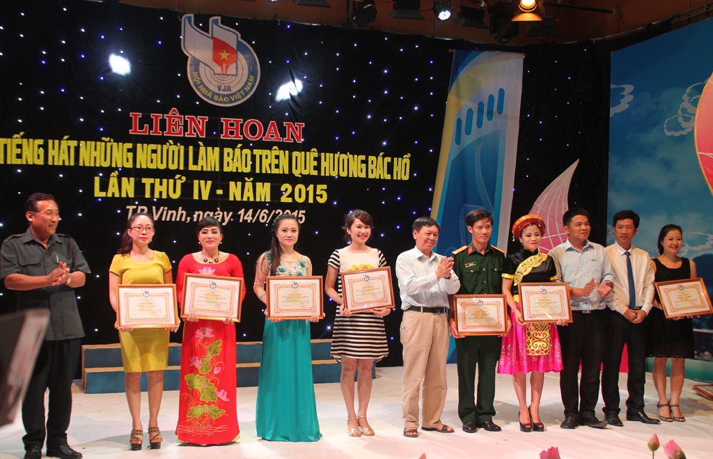 Ban tổ chức trao bằng khen cho các tiết mục đạt giải