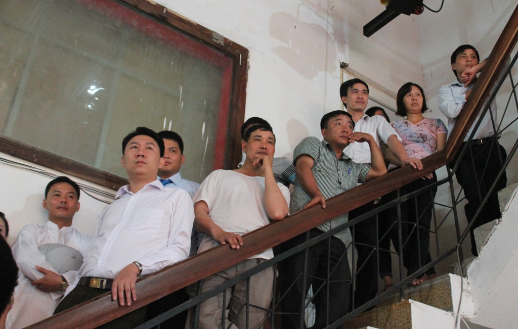 Các phóng viên, nhà báo trèo lên cả cầu thang để theo dõi, cổ vũ các đồng nghiệp.