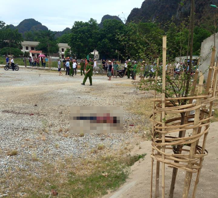 Ôm mìn tự sát, hai vợ chồng tử vong - 2 Lực lượng công an thị trấn, công an huyện có mặt bảo vệ hiện trường.