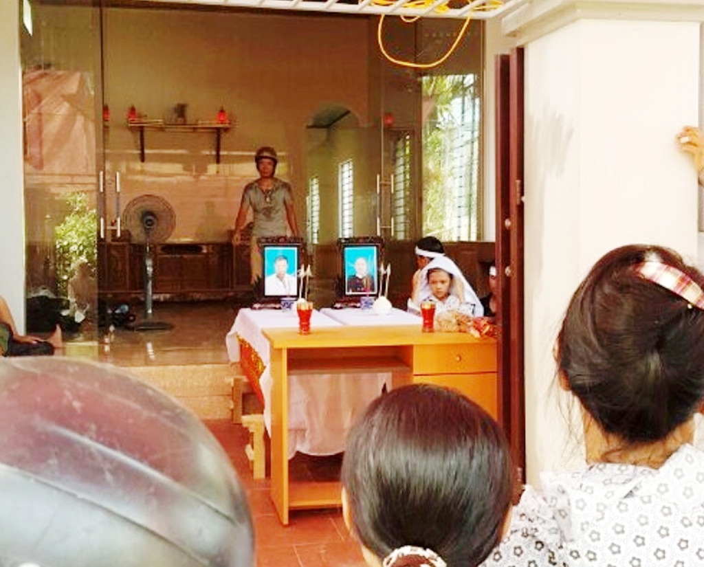 Con nhỏ của vợ chồng anh Trung bên thi hài bố mẹ.