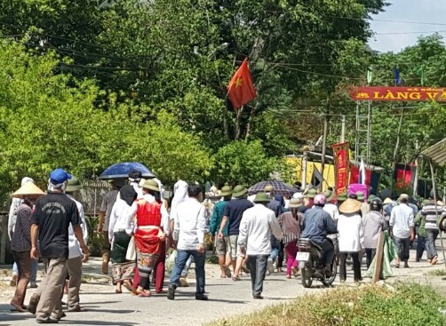 Thi thể chị Hợi đã được đưa đi an táng vào sáng ngày 16/6.