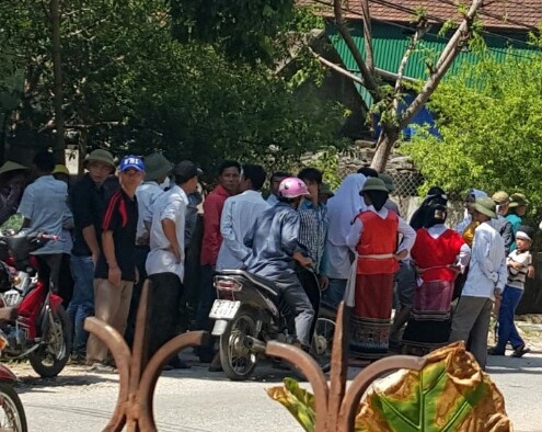 Người dân vẫn chưa hết bàng hoàng sau khi vụ nổ mìn tự sát xảy ra.