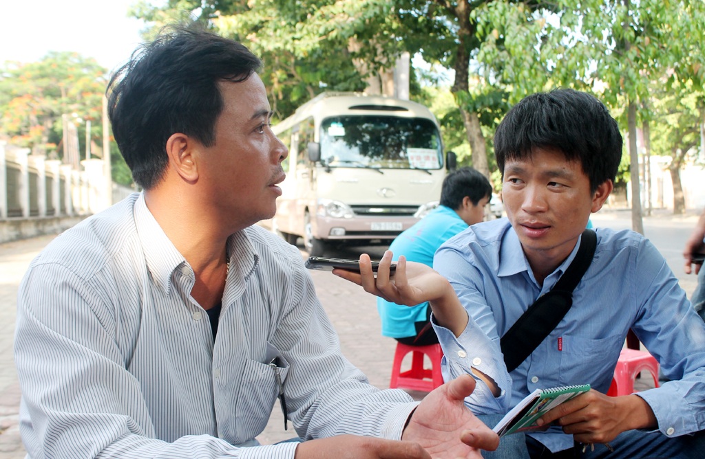 Vụ nhiễm án HIV oan 10 năm: Y tế sai, Nhà nước sẽ xử lý - 1 Anh Hoàng Khắc Sửu trao đổi với các phóng viên sau buổi đối thoại.