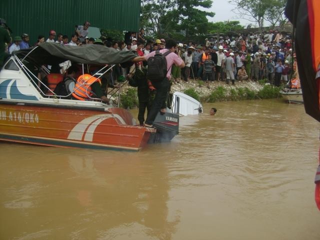 Dọc đường tác nghiệp và những câu chuyện cười ra nước mắt - 5 Nhà báo Đắc Lam sau khi được đồng nghiệp sơ cứu.