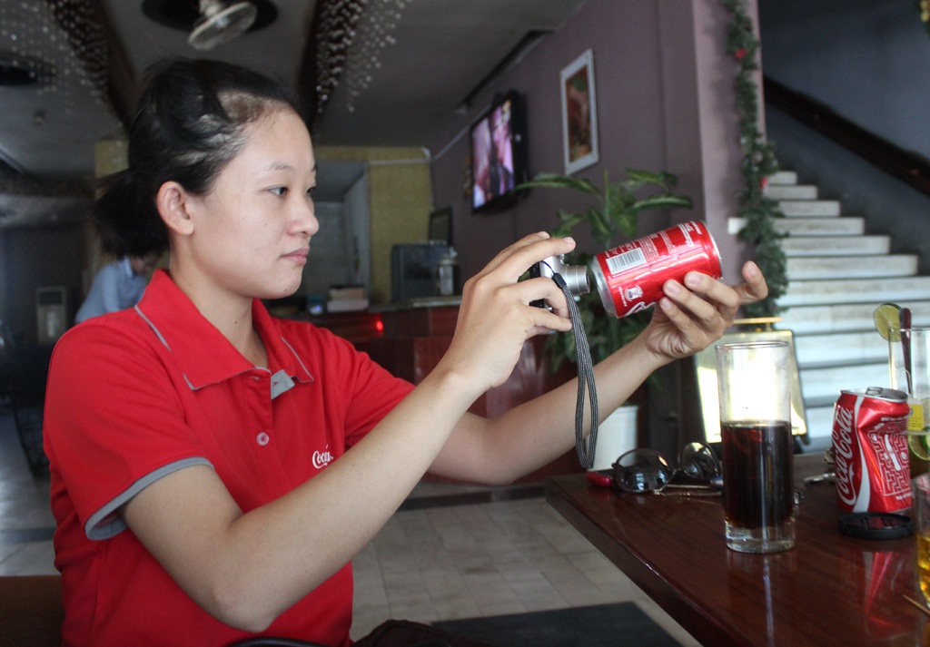 Nghệ An: Người tiêu dùng phản ứng về lon Cocacola có dị vật - 4 Nhân viên bán hàng của hãng Cocacola tiếp nhận phản ánh của khách hàng.