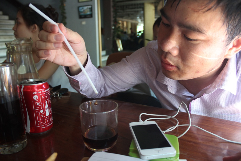 Nghệ An: Người tiêu dùng phản ứng về lon Cocacola có dị vật - 1 Anh Nguyễn Đình Nghệ phản ánh lon Cocacola khi đổ ra ly có nhiều vật thể lạ.