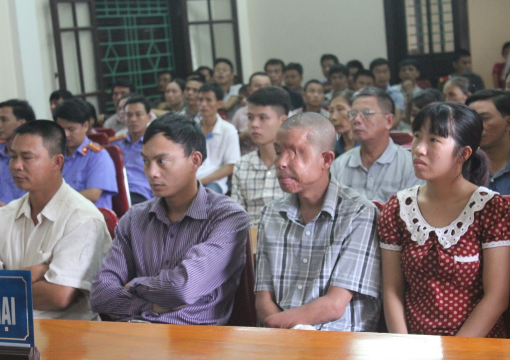 Hung thủ vụ nổ mìn trên xe khách lĩnh án tù chung thân - 2 Các bị hại có mặt tham dự phiên tòa xét xử kẻ gài mìn trong loa gửi qua đường xe khách.