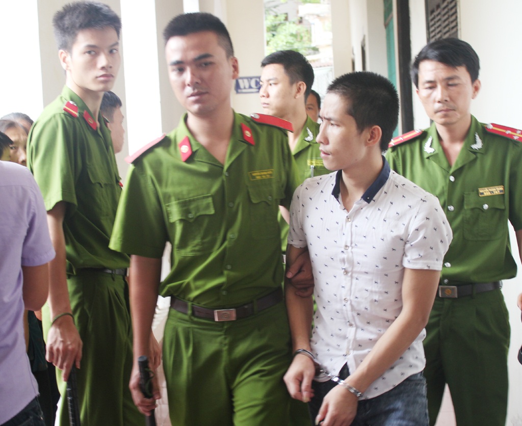 Hung thủ vụ nổ mìn trên xe khách lĩnh án tù chung thân - 4 Đệ cố ngoái nhìn mẹ và con khi được dẫn giải ra khỏi tòa.