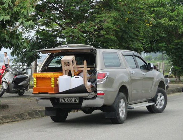 Thi thể hai nữ sinh cùng phòng trọ nổi trên sông Lam - 2 Gia đình chuẩn bị hậu sự để khâm liệm hai sinh viên.