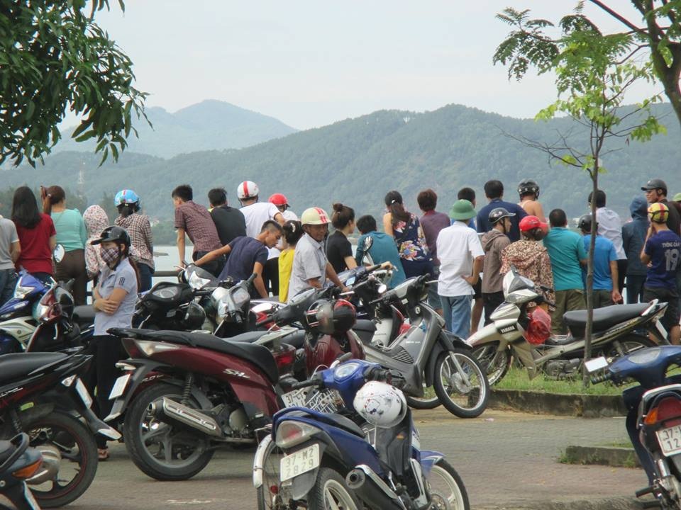 Thi thể hai nữ sinh cùng phòng trọ nổi trên sông Lam - 1 Thi thể hai nữ sinh cùng phòng trọ nổi trên sông Lam