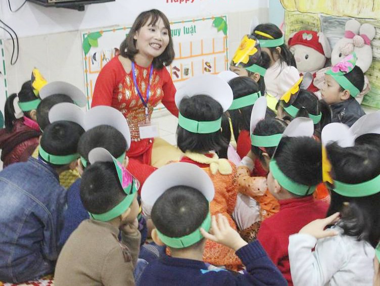Chuyển giáo viên Tiểu học, THCS dạy mầm non: Lợi bất cập hại - 2 Giáo viên mầm non ngoài yêu nghề, mến trẻ phải có năng khiếu hát, múa, kể chuyện...