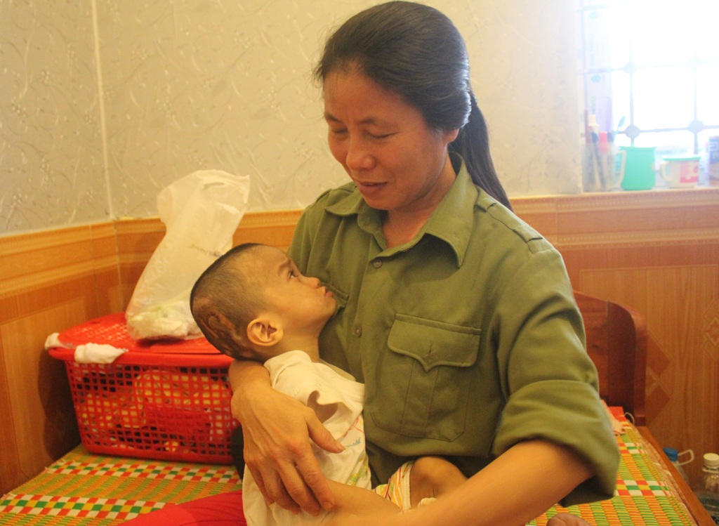 Có cách nào cứu cháu không? Nó còn bé bỏng quá....